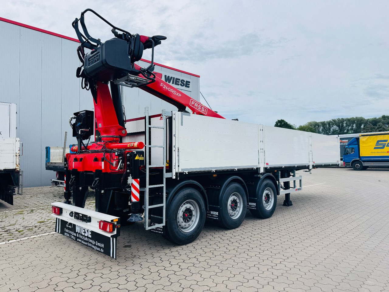 Wiese Baustoffauflieger - Heckkran Kran Fassi - Dropside/ Flatbed semi-trailer: picture 5 Wiese Baustoffauflieger - Heckkran Kran Fassi - Dropside/ Flatbed semi-trailer: picture 5