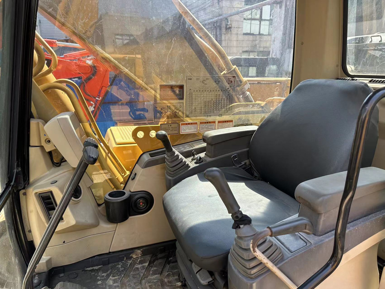 Crawler excavator CATERPILLAR 330C: picture 6