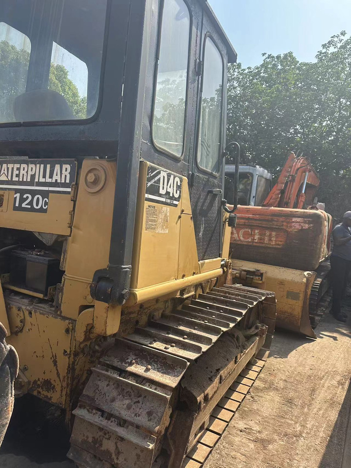 CATERPILLAR D4C - Bulldozer: picture 3 CATERPILLAR D4C - Bulldozer: picture 3