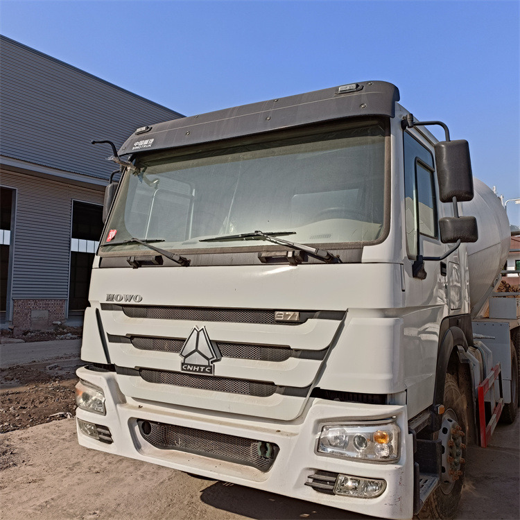 HOWO HOWO-white mixer pump truck - Mixer pump truck: picture 4 HOWO HOWO-white mixer pump truck - Mixer pump truck: picture 4