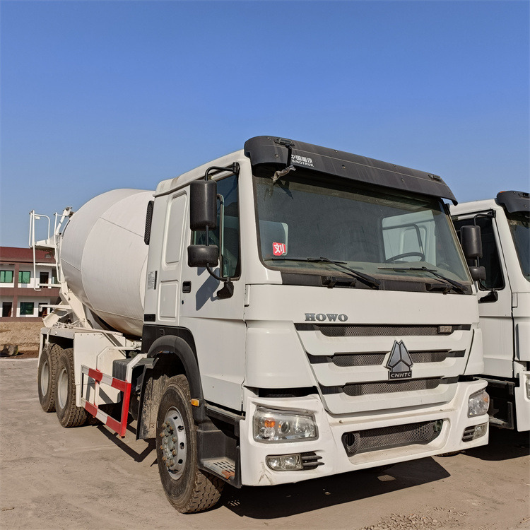 HOWO HOWO-white mixer pump truck - Mixer pump truck: picture 2 HOWO HOWO-white mixer pump truck - Mixer pump truck: picture 2