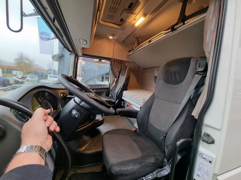 Interior photo 3: Tractor unit DAF XF 106.440 EURO 6/ Intarder/ Webasto/ ADR / Klima