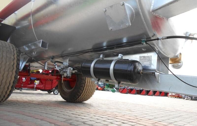 POMOT Single-axial tanker truck/ Beczkowóz wóz asenizacyjny 5000 l - Slurry tanker: picture 5 POMOT Single-axial tanker truck/ Beczkowóz wóz asenizacyjny 5000 l - Slurry tanker: picture 5