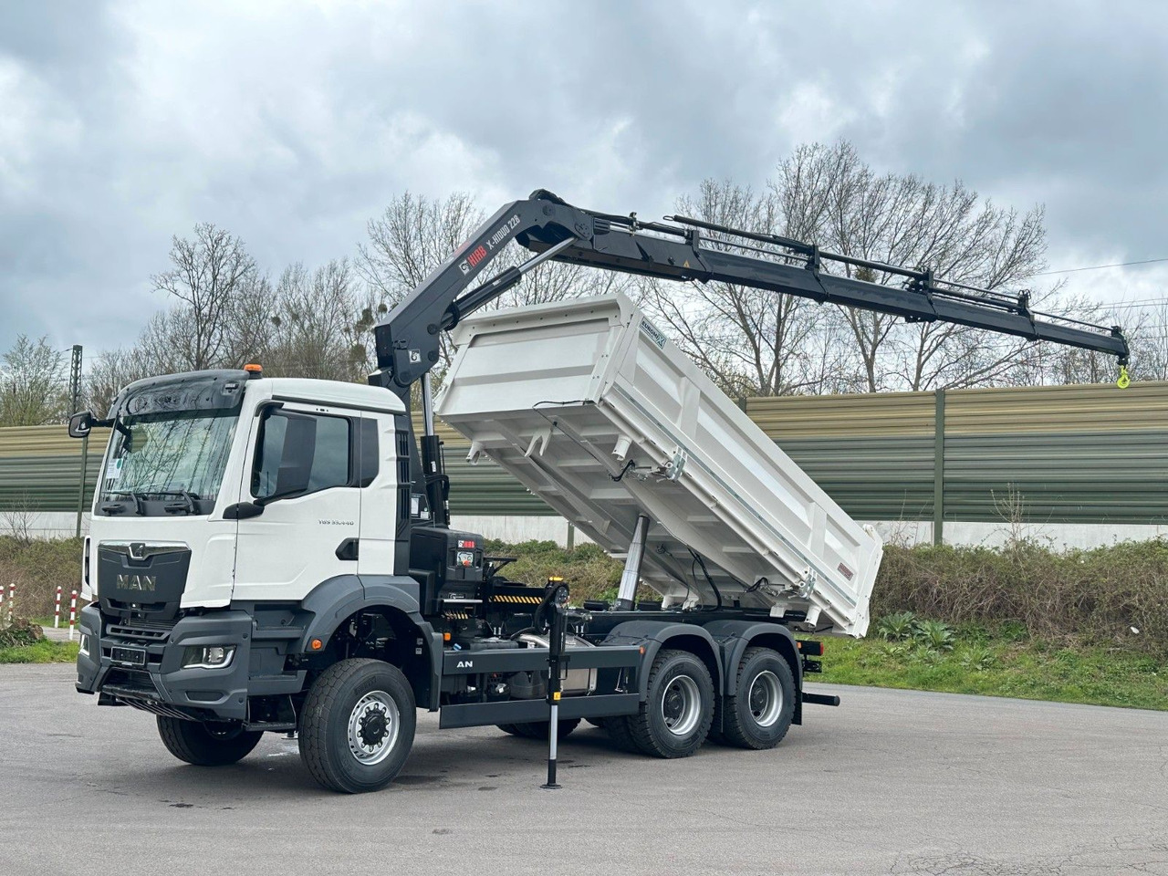 MAN TGS 33.440 6x6 /3-Seiten- Kipper / HIAB 228-4 - Tipper, Crane truck: picture 1 MAN TGS 33.440 6x6 /3-Seiten- Kipper / HIAB 228-4 - Tipper, Crane truck: picture 1