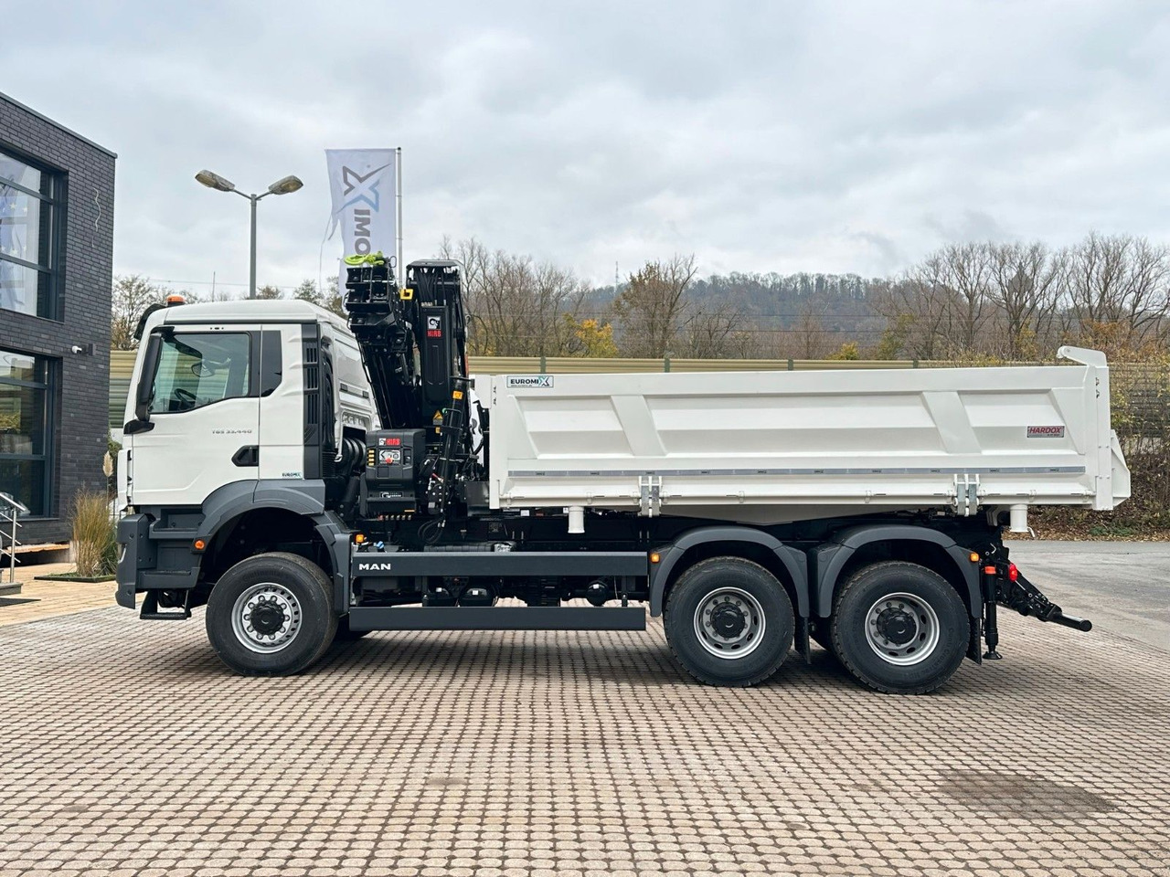 MAN TGS 33.440 6x6 /3-Seiten- Kipper / Kran HIAB 302 - Tipper, Crane truck: picture 2 MAN TGS 33.440 6x6 /3-Seiten- Kipper / Kran HIAB 302 - Tipper, Crane truck: picture 2
