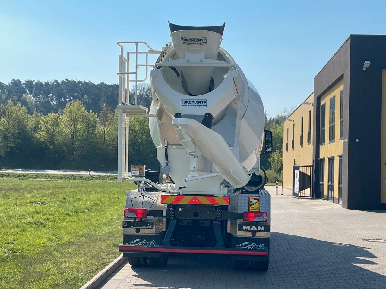 MAN TGS 35.520 8x4 /Euro6e EuromixMTP EM 10 L - Concrete mixer truck: picture 5 MAN TGS 35.520 8x4 /Euro6e EuromixMTP EM 10 L - Concrete mixer truck: picture 5