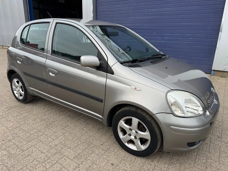 Toyota Yaris **5DOORS-PETROL-BELGIAN CAR-AIRCO** - Hatchback: picture 3 Toyota Yaris **5DOORS-PETROL-BELGIAN CAR-AIRCO** - Hatchback: picture 3