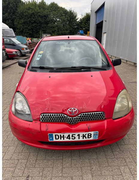 Toyota Yaris **5DOORS-PETROL** - Sedan: picture 2 Toyota Yaris **5DOORS-PETROL** - Sedan: picture 2