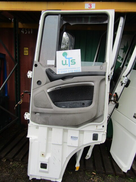 DAF XF 105 OFFSIDE (DRIVERS) COMPLETE DOOR - Cab and interior for Truck: picture 3 DAF XF 105 OFFSIDE (DRIVERS) COMPLETE DOOR - Cab and interior for Truck: picture 3