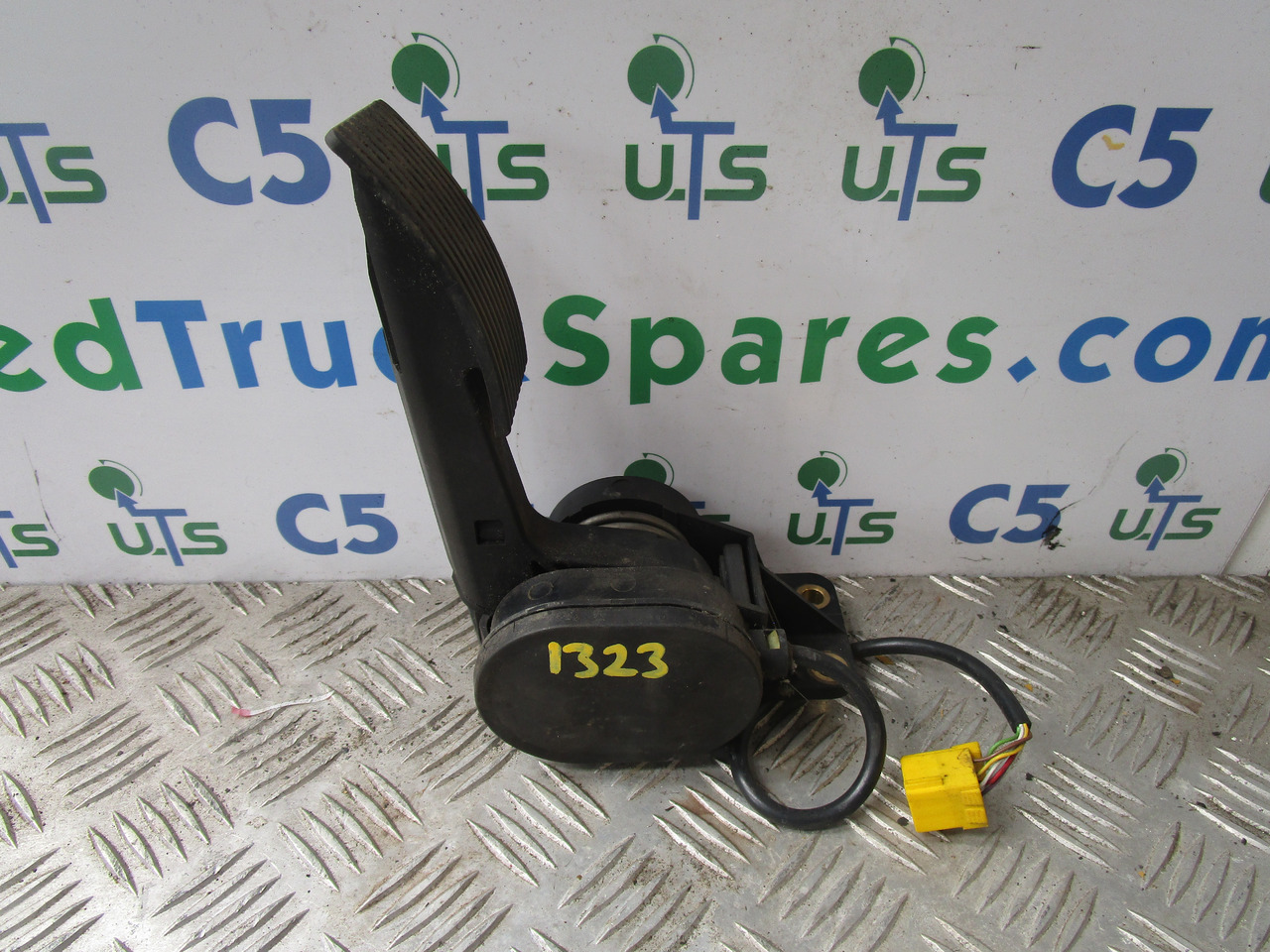 MERCEDES ATEGO ACCELERATOR PEDAL P/NO A9703000304 - Cab and interior for Truck: picture 1 MERCEDES ATEGO ACCELERATOR PEDAL P/NO A9703000304 - Cab and interior for Truck: picture 1