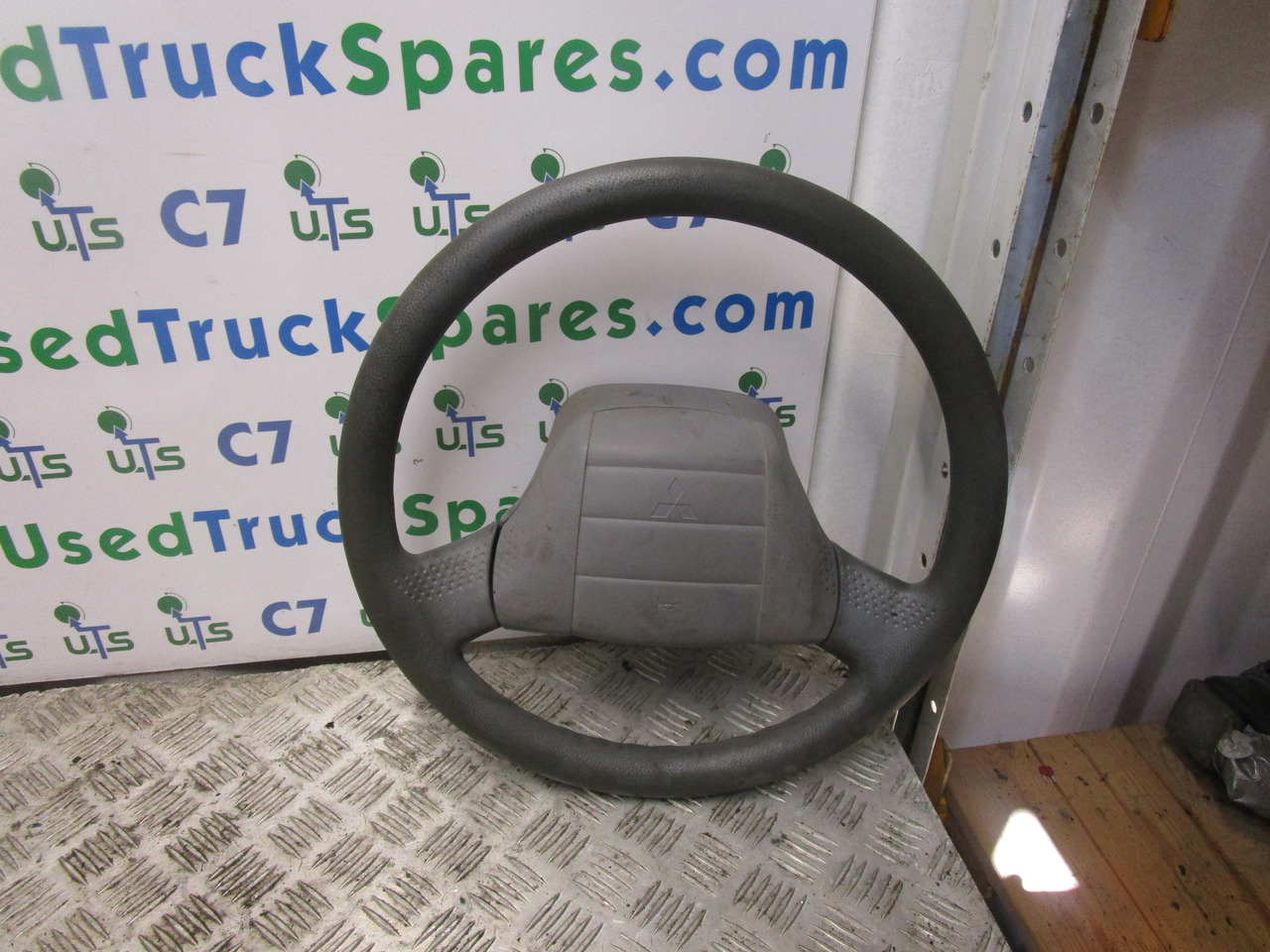 MITSUBISHI FUSO STEERING WHEEL - Steering for Truck: picture 1 MITSUBISHI FUSO STEERING WHEEL - Steering for Truck: picture 1