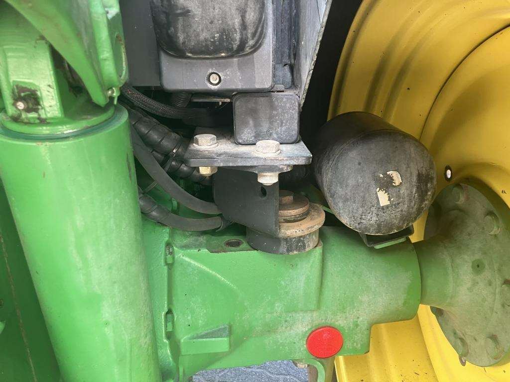 Farm tractor John Deere 6125R: picture 30