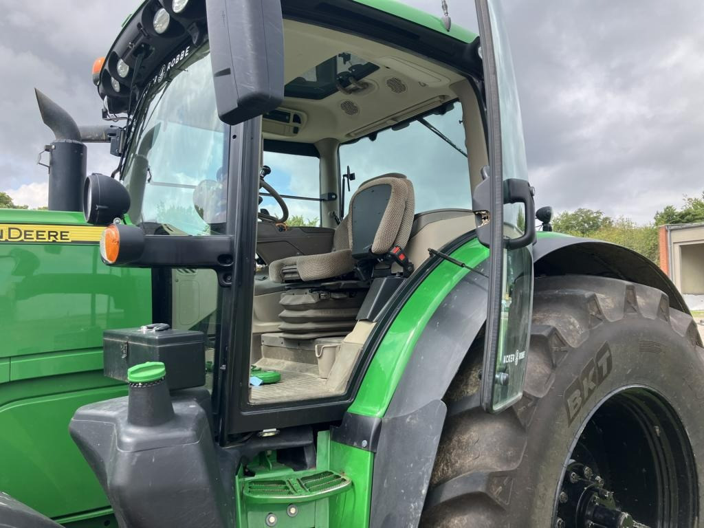 Farm tractor John Deere 6215R: picture 13