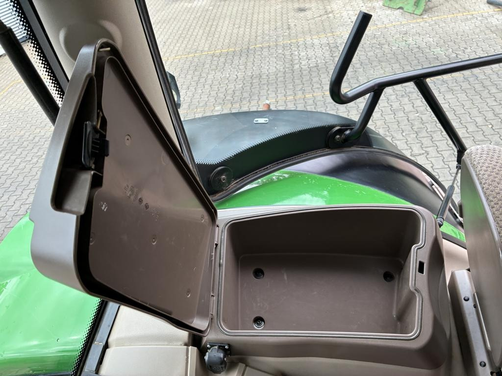 John Deere 6215R - Farm tractor: picture 3 John Deere 6215R - Farm tractor: picture 3