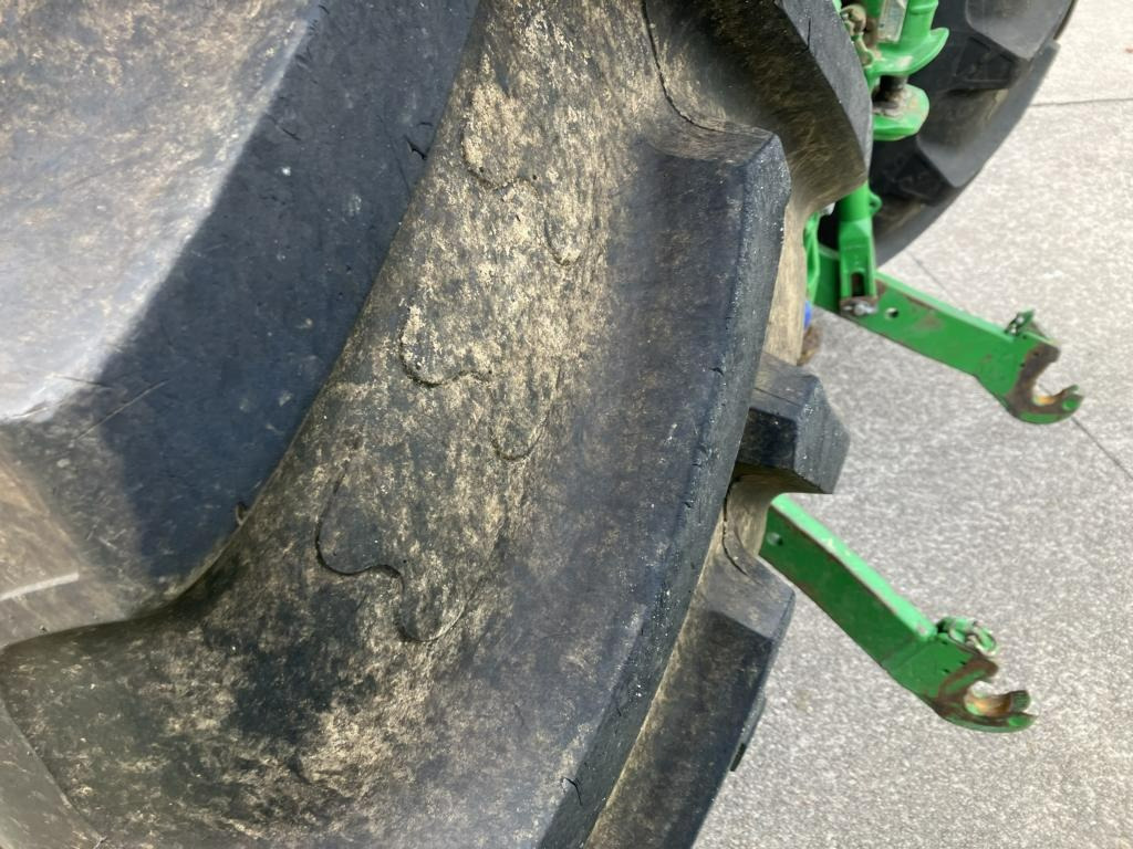 Farm tractor John Deere 6215R: picture 23