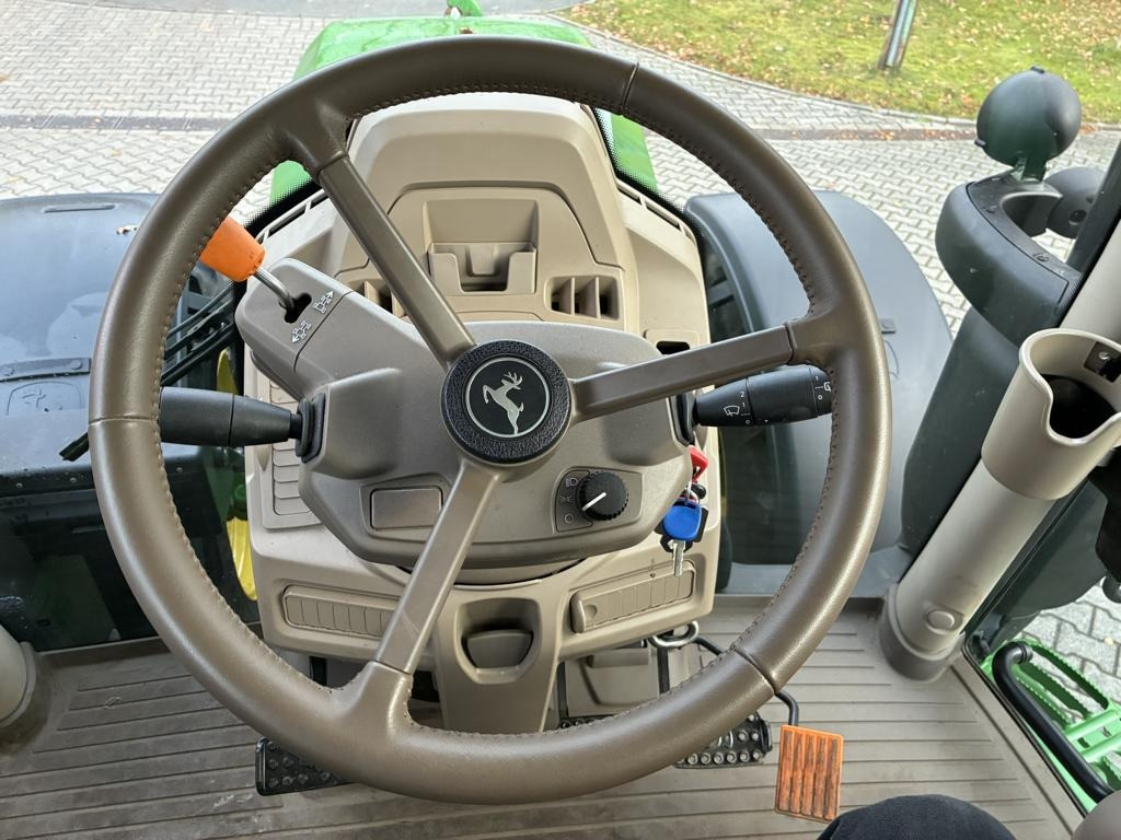 John Deere 6R150 - Farm tractor: picture 2 John Deere 6R150 - Farm tractor: picture 2