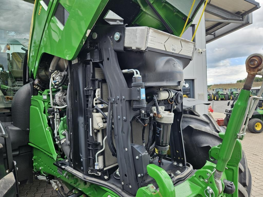 John Deere 6R195 - Farm tractor: picture 3 John Deere 6R195 - Farm tractor: picture 3
