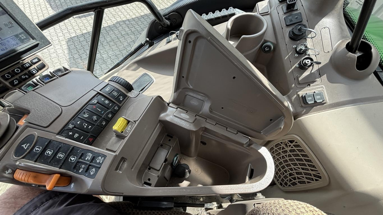 John Deere 6R195 - Farm tractor: picture 3 John Deere 6R195 - Farm tractor: picture 3