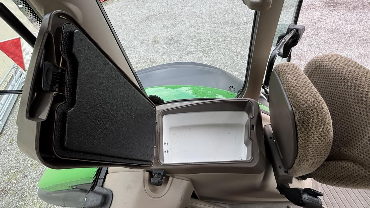 John Deere 6R195 - Farm tractor: picture 5 John Deere 6R195 - Farm tractor: picture 5