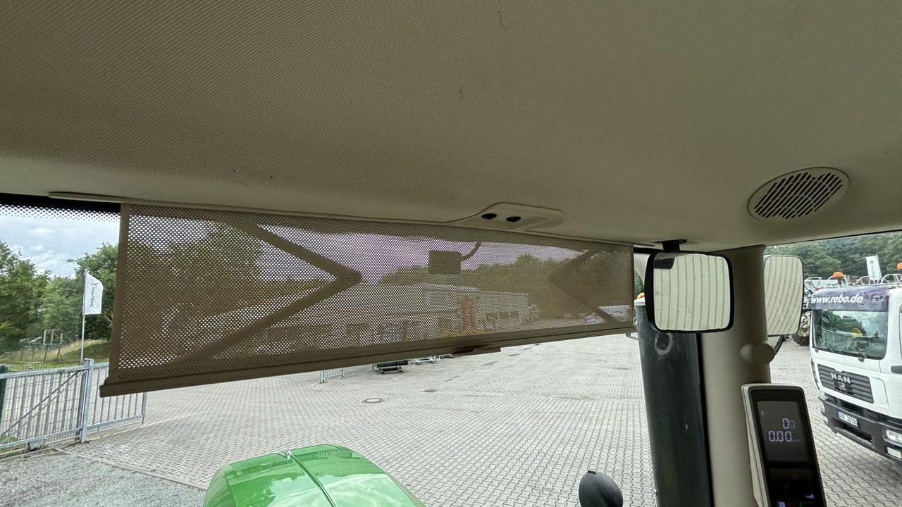 John Deere 6R195 - Farm tractor: picture 4 John Deere 6R195 - Farm tractor: picture 4