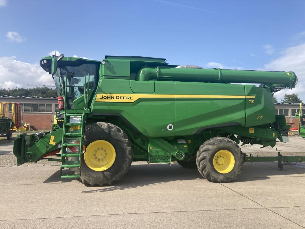 John Deere T5 700 MY25 - Combine harvester: picture 1 John Deere T5 700 MY25 - Combine harvester: picture 1