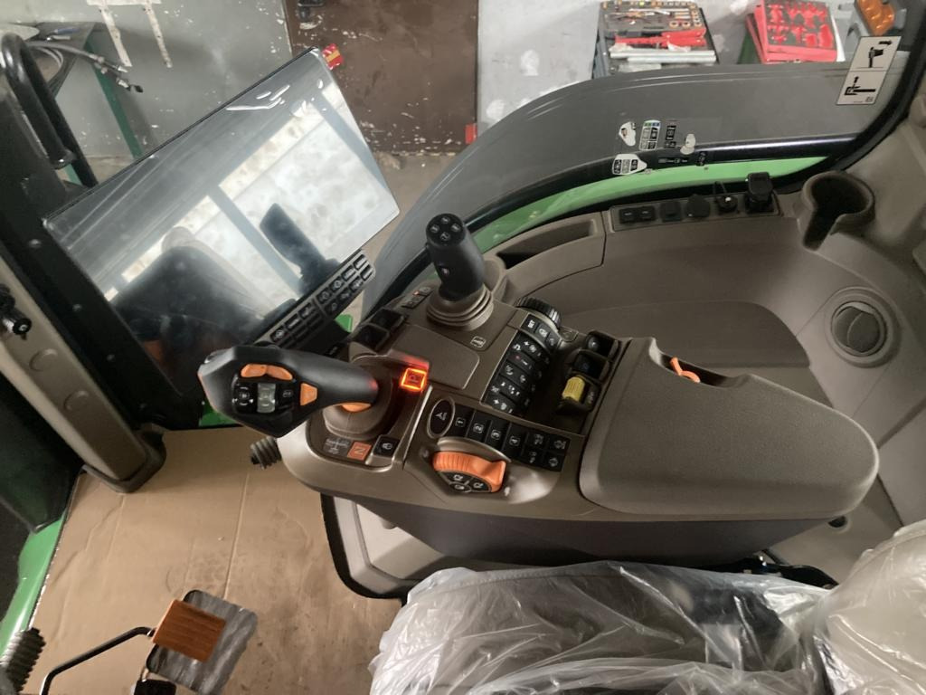 John Deere TRAKTOR 8R370 - Farm tractor: picture 5 John Deere TRAKTOR 8R370 - Farm tractor: picture 5