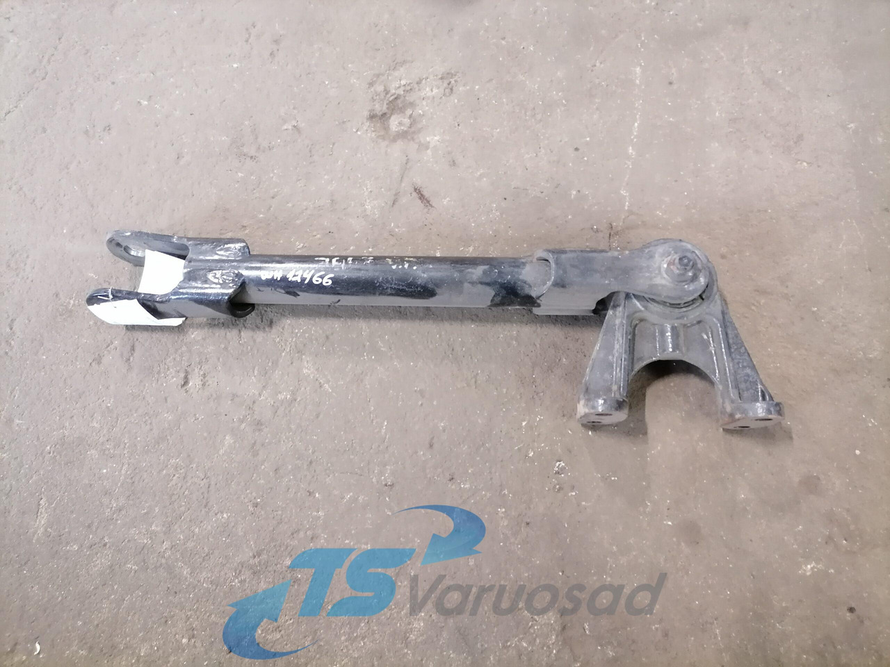 MAN Anti roll bar bracket 81437185111 - Anti-roll bar for Truck: picture 1 MAN Anti roll bar bracket 81437185111 - Anti-roll bar for Truck: picture 1