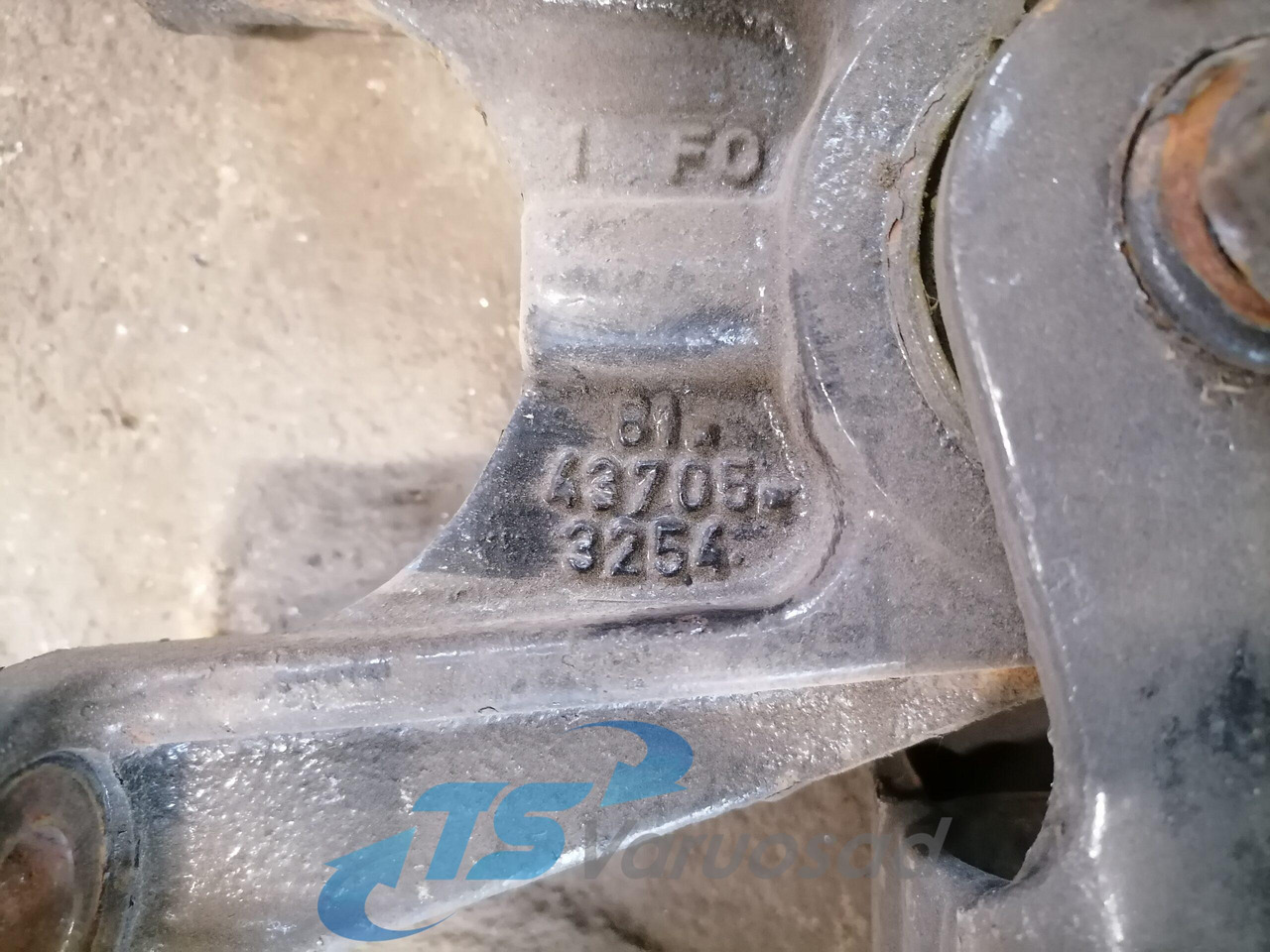 MAN Anti roll bar bracket 81437185118 - Anti-roll bar for Truck: picture 3 MAN Anti roll bar bracket 81437185118 - Anti-roll bar for Truck: picture 3