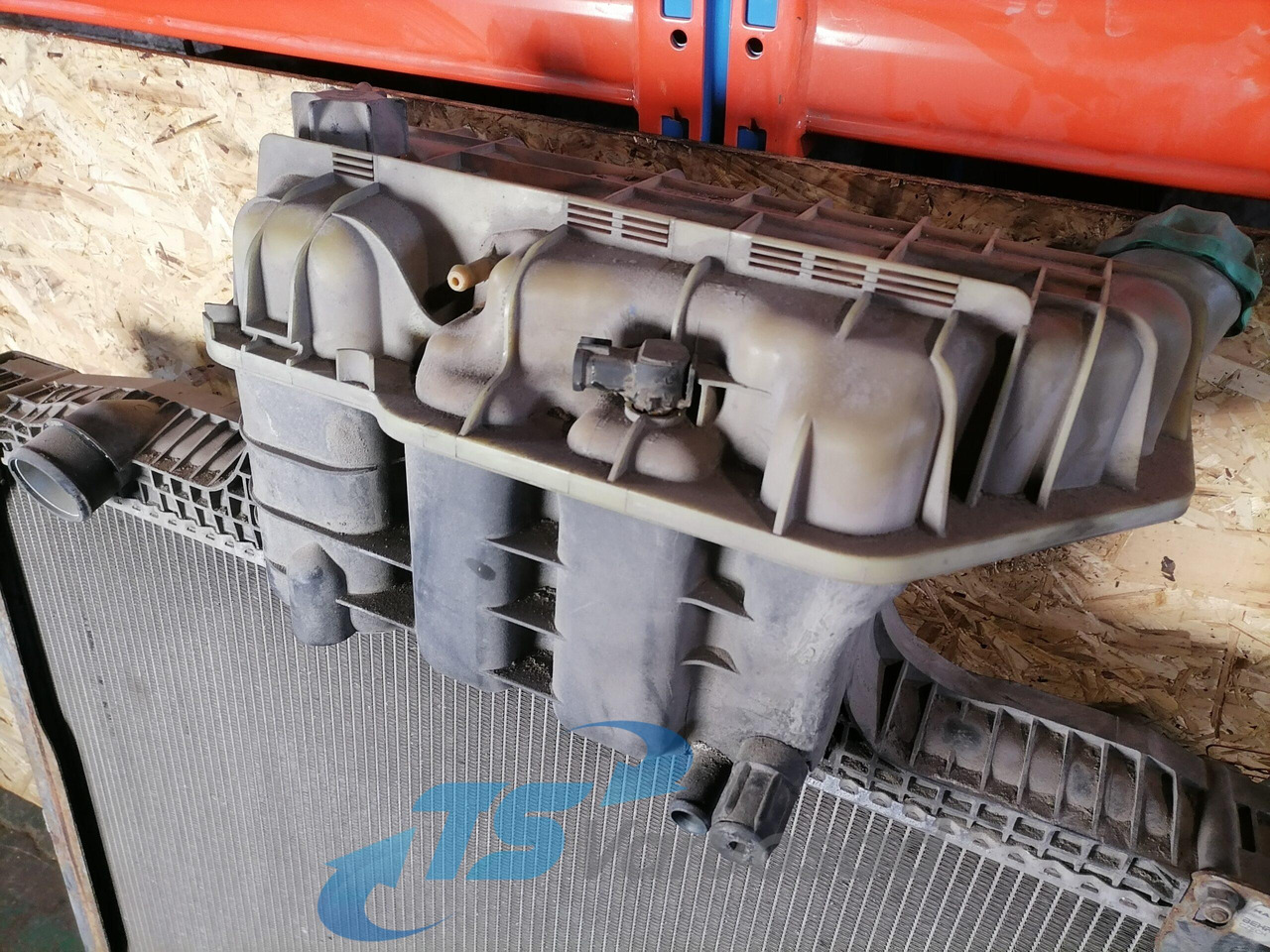 MAN Cooling radiator 81061016477 - Radiator for Truck: picture 4 MAN Cooling radiator 81061016477 - Radiator for Truck: picture 4