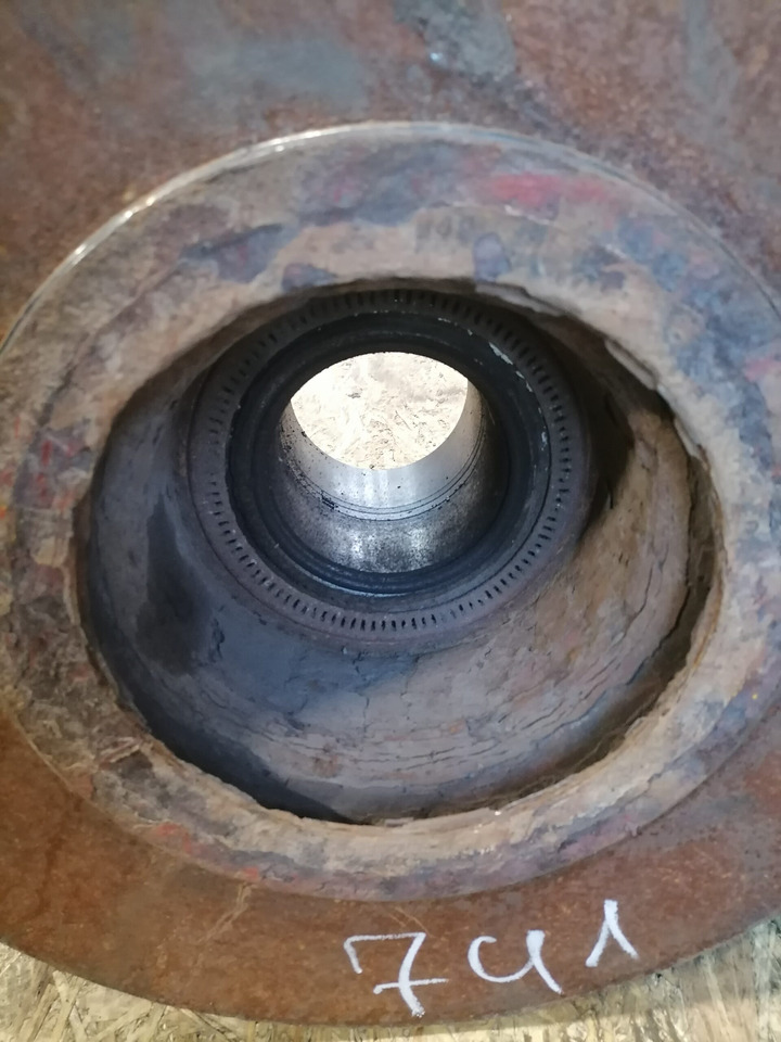 MAN Rear axel hub 81357013155 - Wheel hub for Truck: picture 2 MAN Rear axel hub 81357013155 - Wheel hub for Truck: picture 2