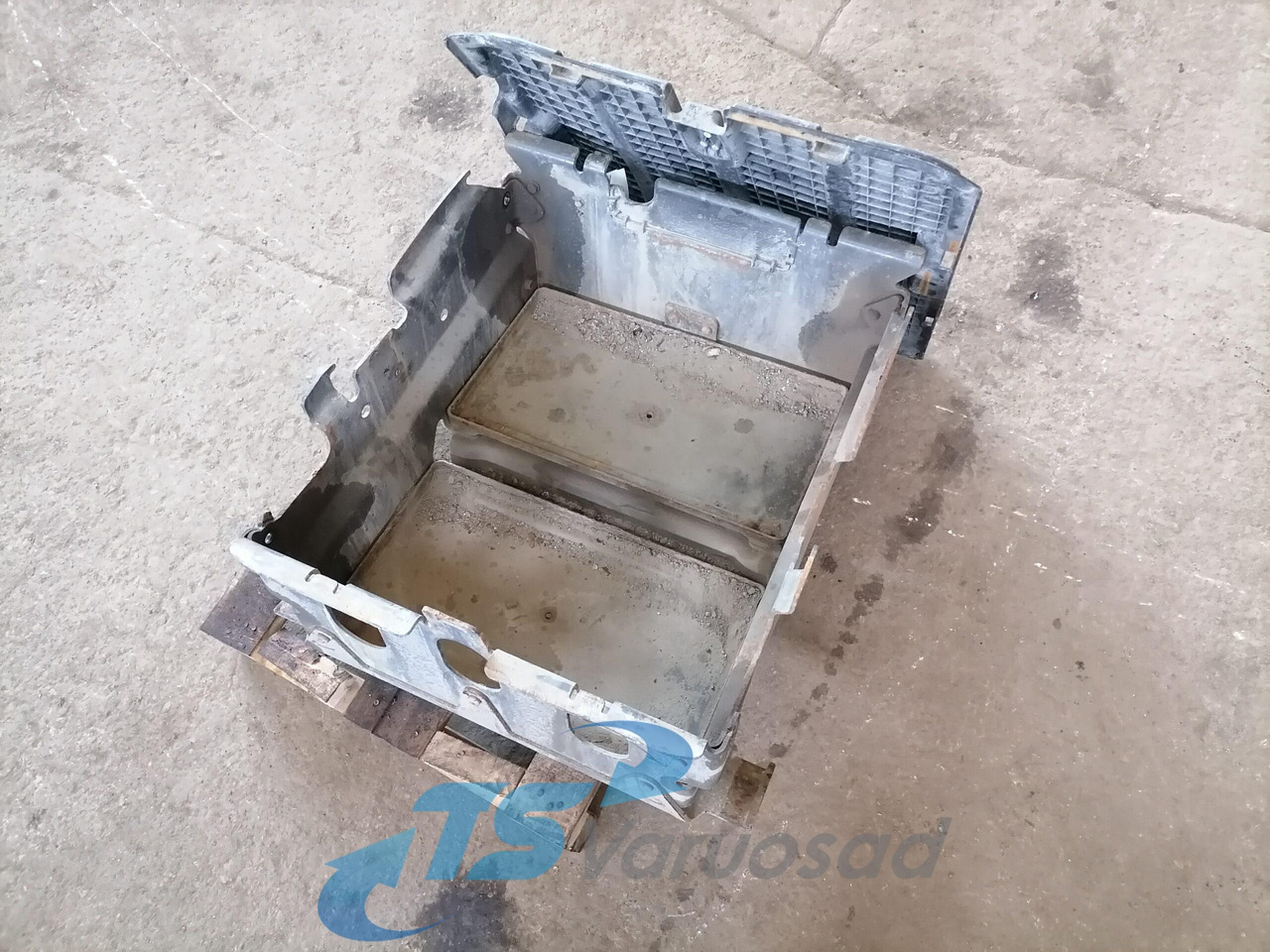 Mercedes-Benz Battery box A9304200268 - Battery for Truck: picture 2 Mercedes-Benz Battery box A9304200268 - Battery for Truck: picture 2