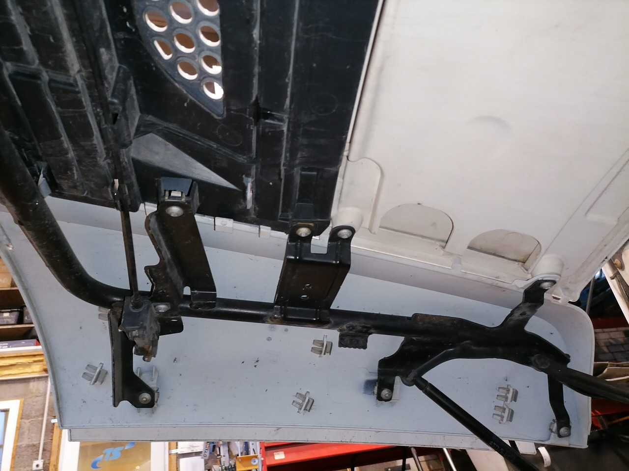 Mercedes-Benz Iluvõre A9607500409 - Grill for Truck: picture 3 Mercedes-Benz Iluvõre A9607500409 - Grill for Truck: picture 3