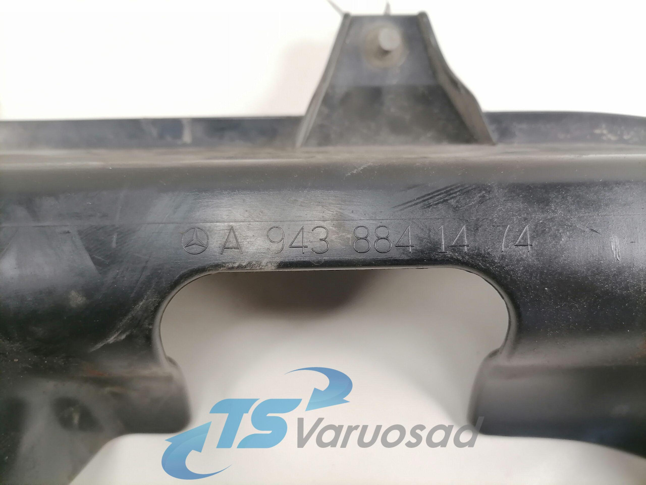 Mercedes-Benz Plastikdetail A9438841474 - Aerodynamics/ Spoiler for Truck: picture 2 Mercedes-Benz Plastikdetail A9438841474 - Aerodynamics/ Spoiler for Truck: picture 2
