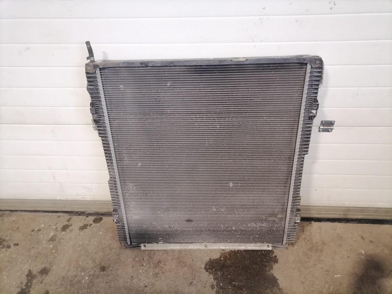 Scania Cooling radiator 1769997 - Radiator for Truck: picture 2 Scania Cooling radiator 1769997 - Radiator for Truck: picture 2