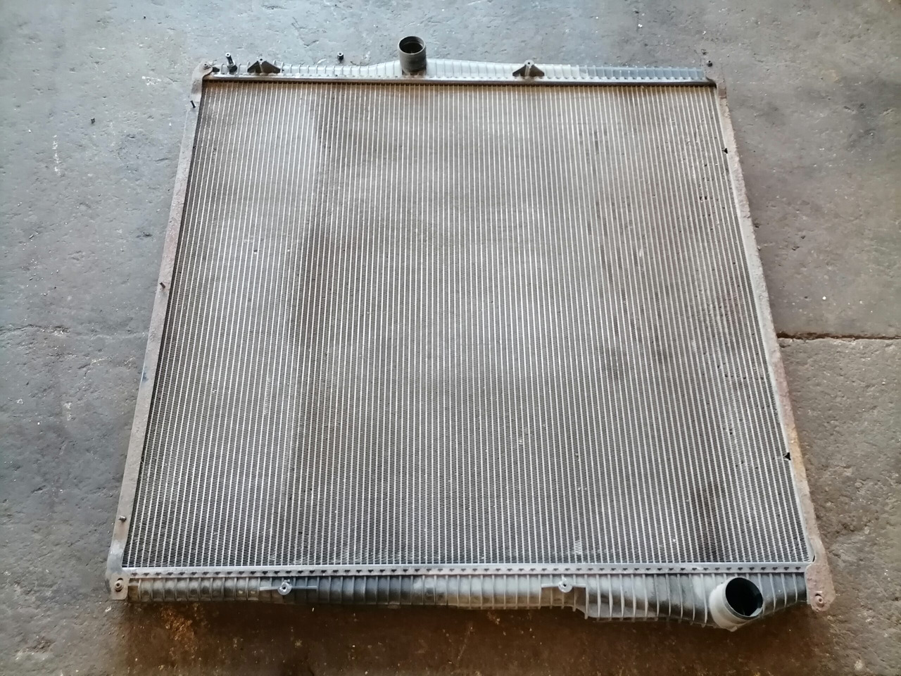 Scania Cooling radiator 1781365 - Radiator for Truck: picture 2 Scania Cooling radiator 1781365 - Radiator for Truck: picture 2