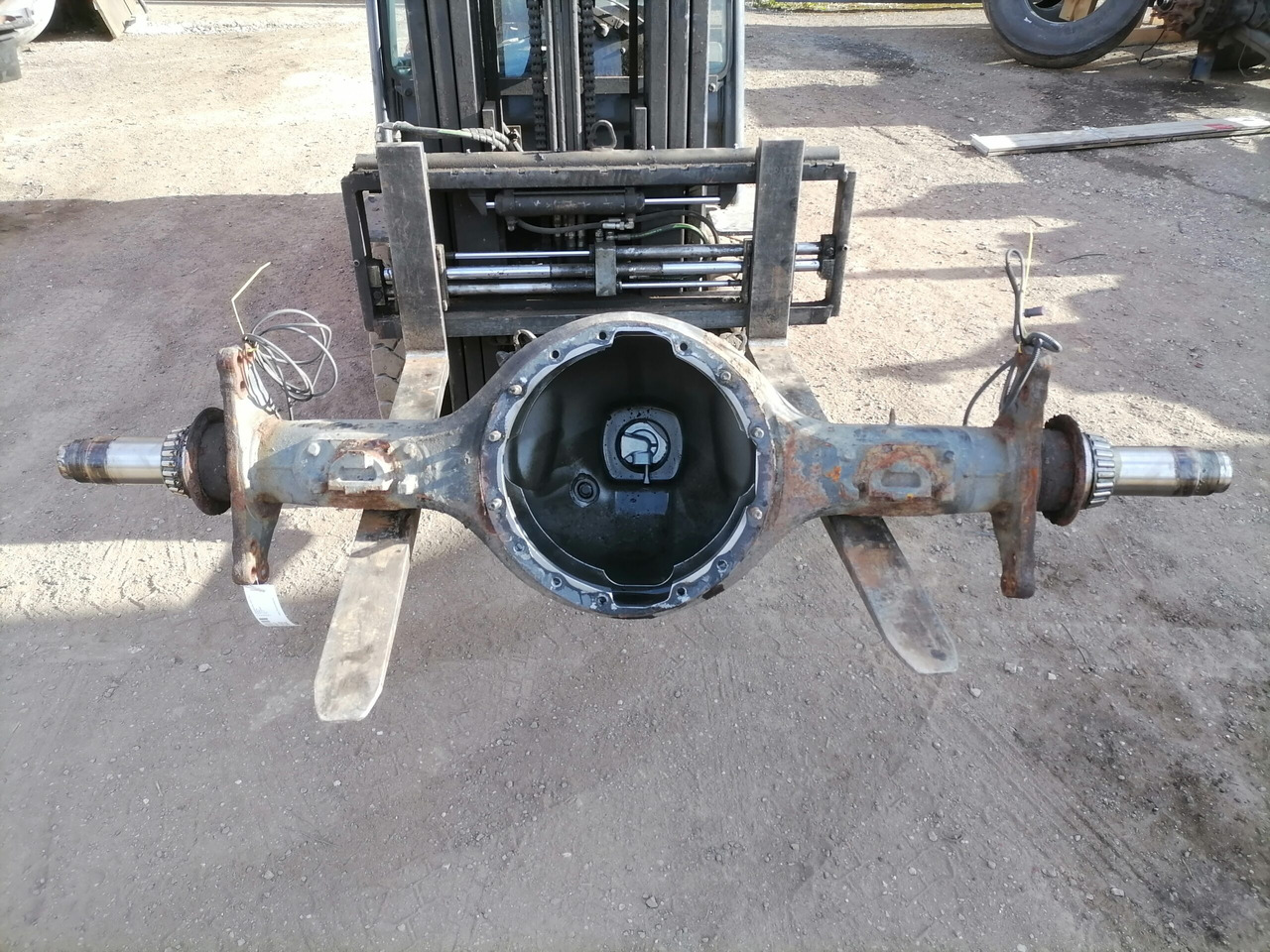 Scania Rear axel housing 1733934 - Axle and parts for Truck: picture 1 Scania Rear axel housing 1733934 - Axle and parts for Truck: picture 1