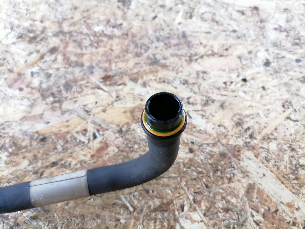 Volvo A/C pipe 20498305 - Heating/ Ventilation for Truck: picture 3 Volvo A/C pipe 20498305 - Heating/ Ventilation for Truck: picture 3