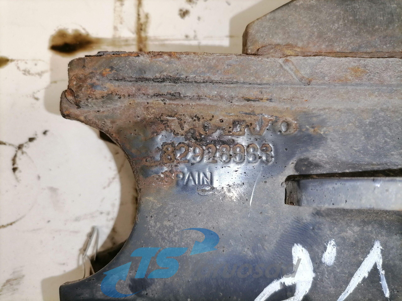 Volvo Bumper bracket 82928883 - Bumper for Truck: picture 3 Volvo Bumper bracket 82928883 - Bumper for Truck: picture 3