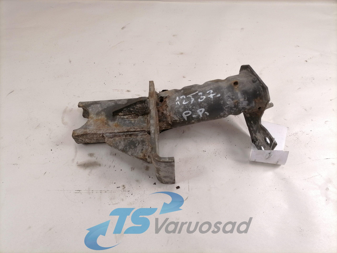 Volvo Bumper bracket 82943981 - Bumper for Truck: picture 1 Volvo Bumper bracket 82943981 - Bumper for Truck: picture 1