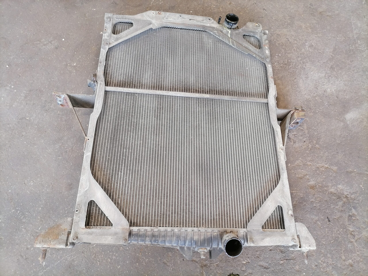 Volvo Cooling radiator 20536920 - Radiator for Truck: picture 2 Volvo Cooling radiator 20536920 - Radiator for Truck: picture 2