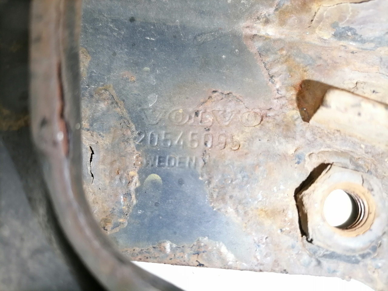 Volvo lower grille carrier hinge 20545095 - Grill for Truck: picture 2 Volvo lower grille carrier hinge 20545095 - Grill for Truck: picture 2