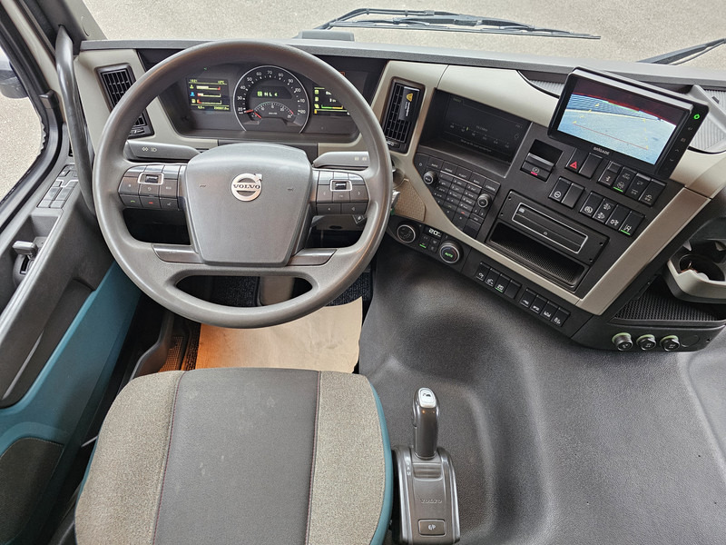 Interior photo 1: Dropside/ Flatbed truck, Crane truck Volvo FM500 / 6x2 / HMF 32TM / KRAN / CRANE