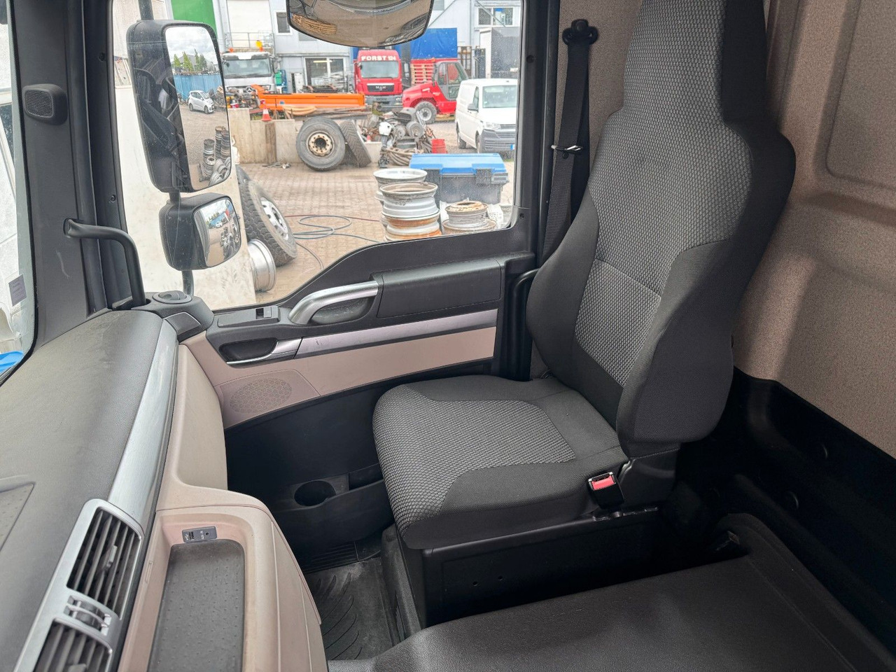 MAN 18.290 4X2 Koffer / Plane Top Zustand 8,30 Meter - Curtainsider truck: picture 4 MAN 18.290 4X2 Koffer / Plane Top Zustand 8,30 Meter - Curtainsider truck: picture 4