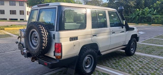 Toyota Land Cruiser 76 - Car: picture 3 Toyota Land Cruiser 76 - Car: picture 3