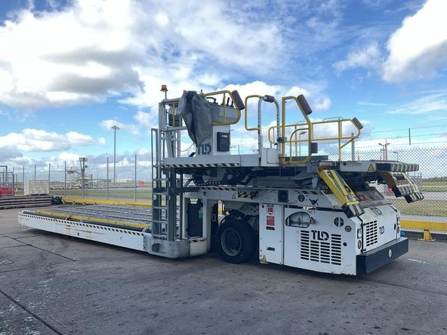 TLD 929 - Aircraft cargo loader: picture 4 TLD 929 - Aircraft cargo loader: picture 4