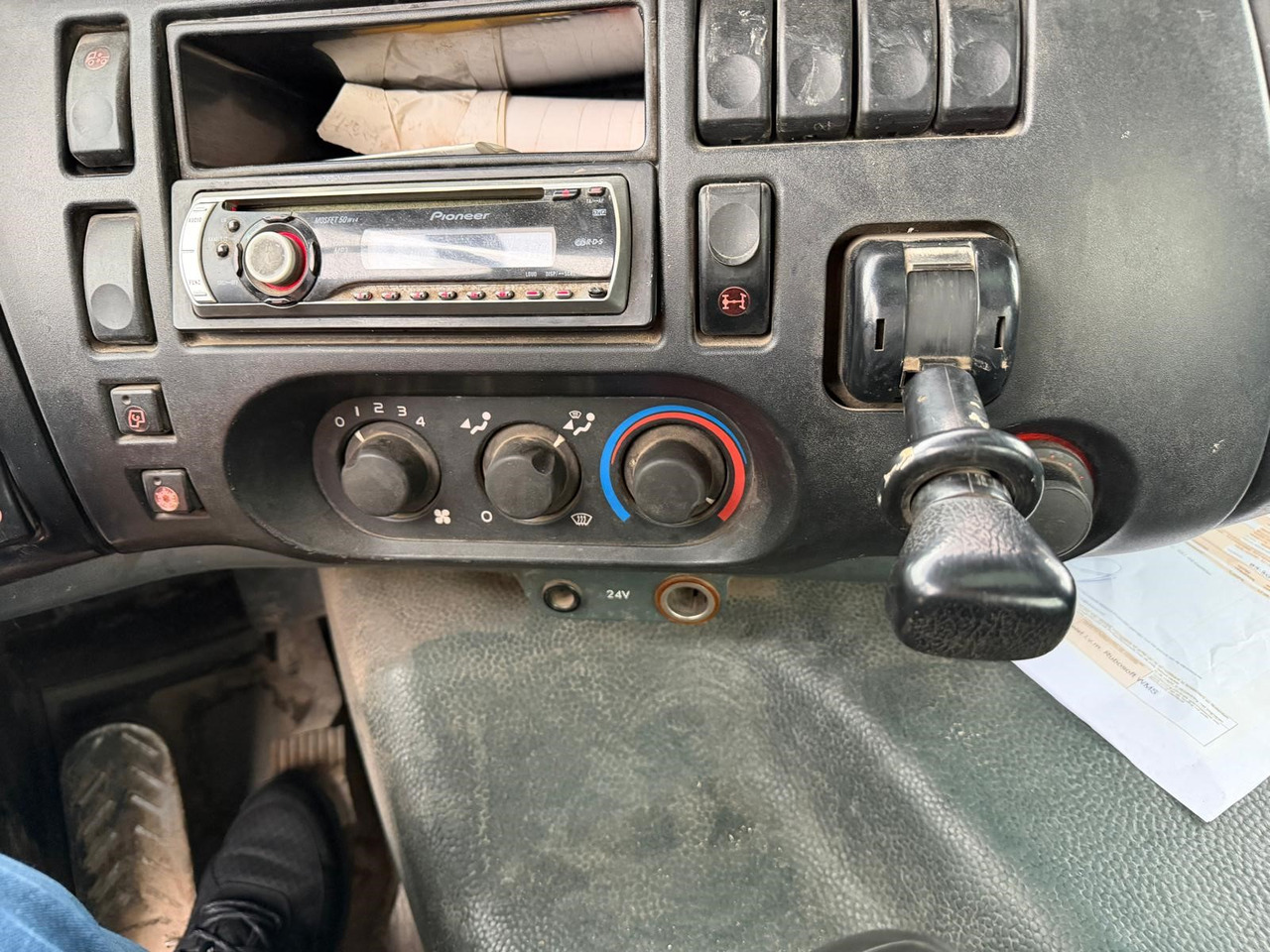 Skip loader truck for transportation of containers DAF CF 75.310: picture 13