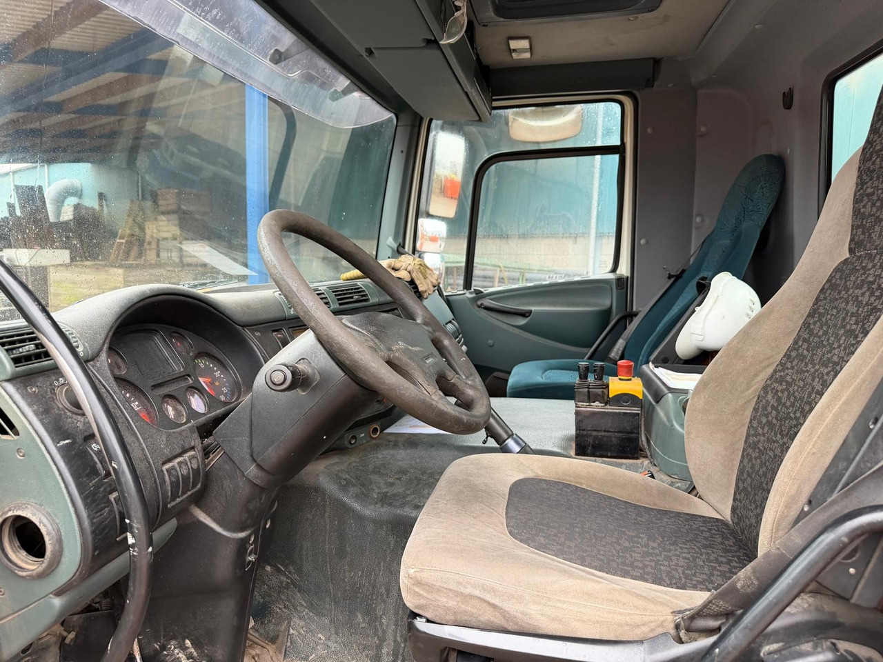 Skip loader truck for transportation of containers DAF CF 75.310: picture 10