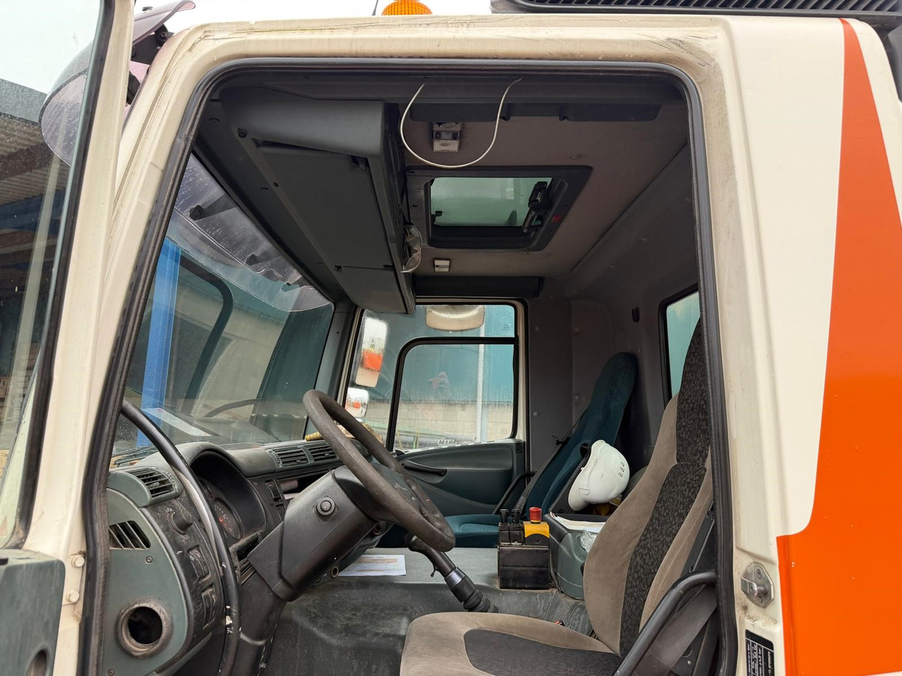 Skip loader truck for transportation of containers DAF CF 75.310: picture 11