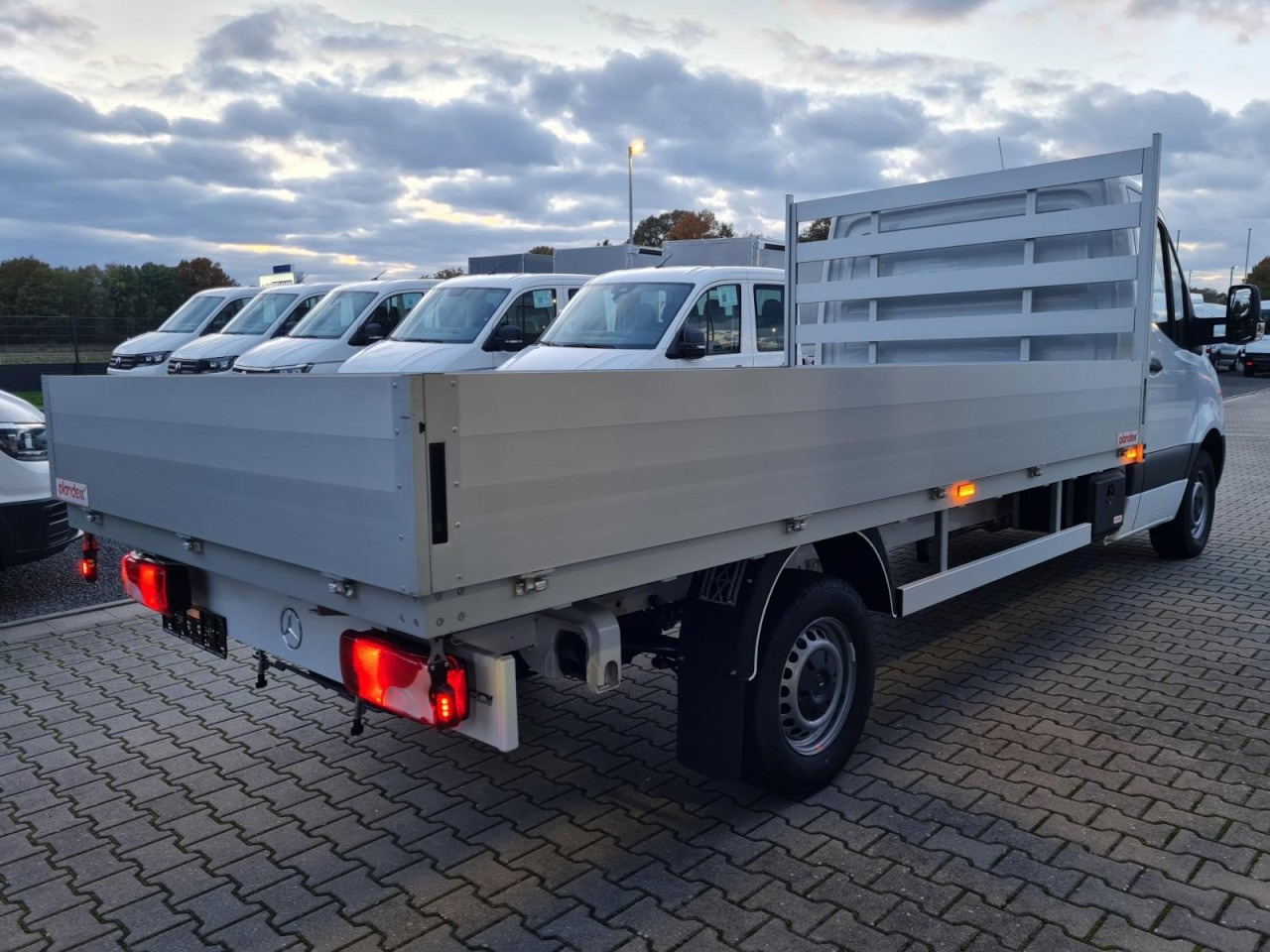 Mercedes-Benz Sprinter 317 CDI Pritsche L3 lang RWD KLIMA TEMPOMAT - Flatbed van: picture 4 Mercedes-Benz Sprinter 317 CDI Pritsche L3 lang RWD KLIMA TEMPOMAT - Flatbed van: picture 4