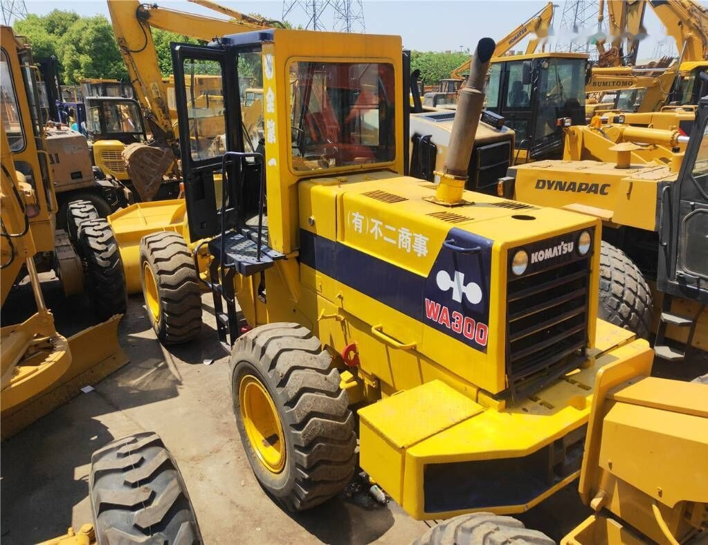 Komatsu WA300 - Wheel loader: picture 1 Komatsu WA300 - Wheel loader: picture 1